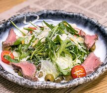 Салат от шеф-повара с ростбифом