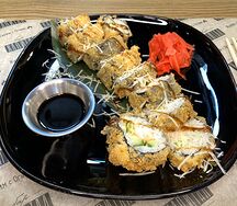 Теплые роллы Цезарь с креветками