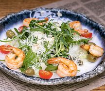 Салат от шеф-повара с тигровыми креветками