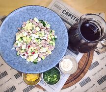 Окрошка с отварной говядиной и кимчи на квасе