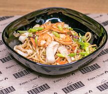 Лапша с морепродуктами в азиатском стиле