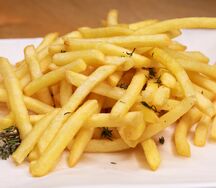 Картофель фри с трюфельным маслом и тимьяном