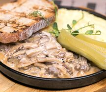 Бефстроганов из говяжьей вырезки с картофельным пюре