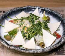 Салат от шеф-повара с домашним сыром