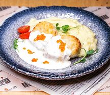 Щучьи котлеты под сливочным икорным соусом