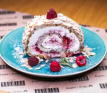 Меренговый рулет с фисташками и малиной