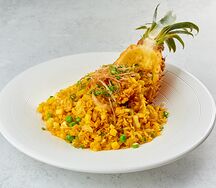 Жареный рис с морепродуктами и ананасом