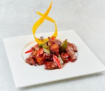 Жареные кубики говядины с чили перцем и грибами