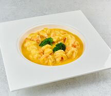Жареные тигровые креветки в сырном соусе