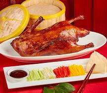 Утка по-пекински с блинчиками и овощами