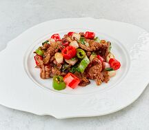 Жареная говядина с овощами и соусом из базилика