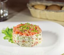 Салат Оливье с копченым лососем