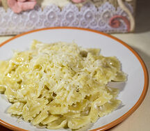 Бантики со сливочным соусом и сыром