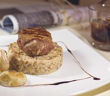 Говяжья вырезка с гречеттой и горчичным соусом