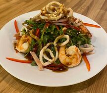 Теплый салат Чили с морепродуктами