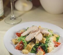 Салат Цезарь с курицей