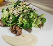 Салат с теплой куриной печенью