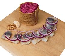 Филе сельди со свекольным салатом и чесночком