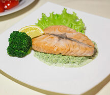 Стейк из семги с соусом из брокколи