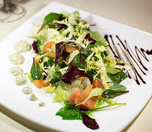 Слабосоленый лосось с свежим салатом