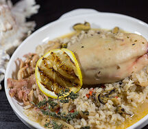 Кальмар с ризотто и морепродуктами