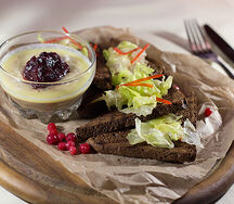 Куриный паштет с мармеладом и гренками с зеленью