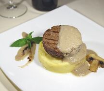 Стейк тартар с картофельным пюре