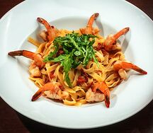 Паста с креветками, рукколой и вяленым томатом