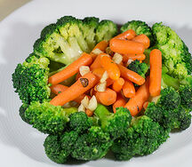 Брокколи с молодой морковью и чесночком