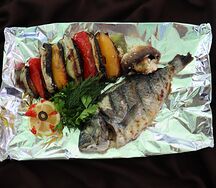 Дорадо, запеченный с овощами