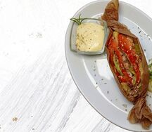 Семга, запеченная в пергаменте с овощами и голландским соусом