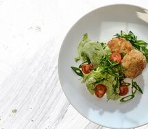 Котлетки рубленые рыбные с овощным салатом