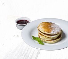 Панкейки с клубничным сиропом