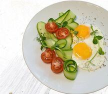 Яичница-глазунья со свежими овощами