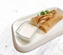 Блинчики с ветчиной, сыром и сметаной