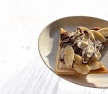 Сладкие вафли с нутеллой и бананом