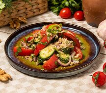 Салат по-грузински с грецкими орехами