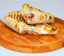 Гирос с курицей в лаваше