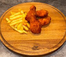 Куриные крылья в хрустящей панировке с картофелем фри