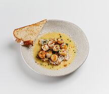 Печеный картофель с гребешком и пармезаном