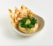 Хумус с гуакамоле, вялеными томатами и лепешкой