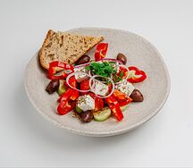 Греческий салат с ремесленным хлебом