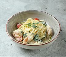 Паста лингвини с креветками и шпинатом