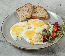 Глазунья из трех фермерских яиц