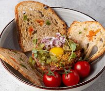 Тартар из говядины с гренками