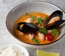 Суп том ям с морепродуктами и рисом