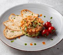 Тартар с лососем и авокадо