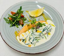 Стейк из лосося в сливочно-шпинатном соусе