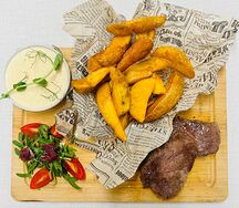 Медальоны из мраморной говядины с картофельными дольками