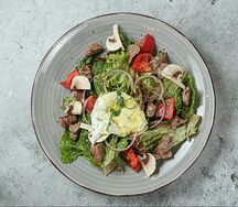 Теплый салат с говядиной